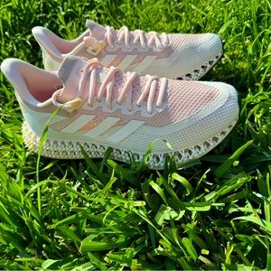 Adidas 4DFWD 2 Running Shoes
Women Quartz /metallic/Fuchsia Pink
Women size 8.5